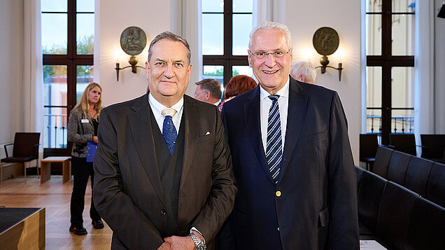 Hans-Christian Witthauer steht links neben Joachim Herrmann