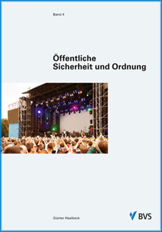 Cover BVS-Lehrbuch Band 4: Öffentliche Sicherheit und Ordnung Auf dem Foto des Lehrbuchs sieht man über die Köpfe vieler Zuschauer:innen eine Bühne.
