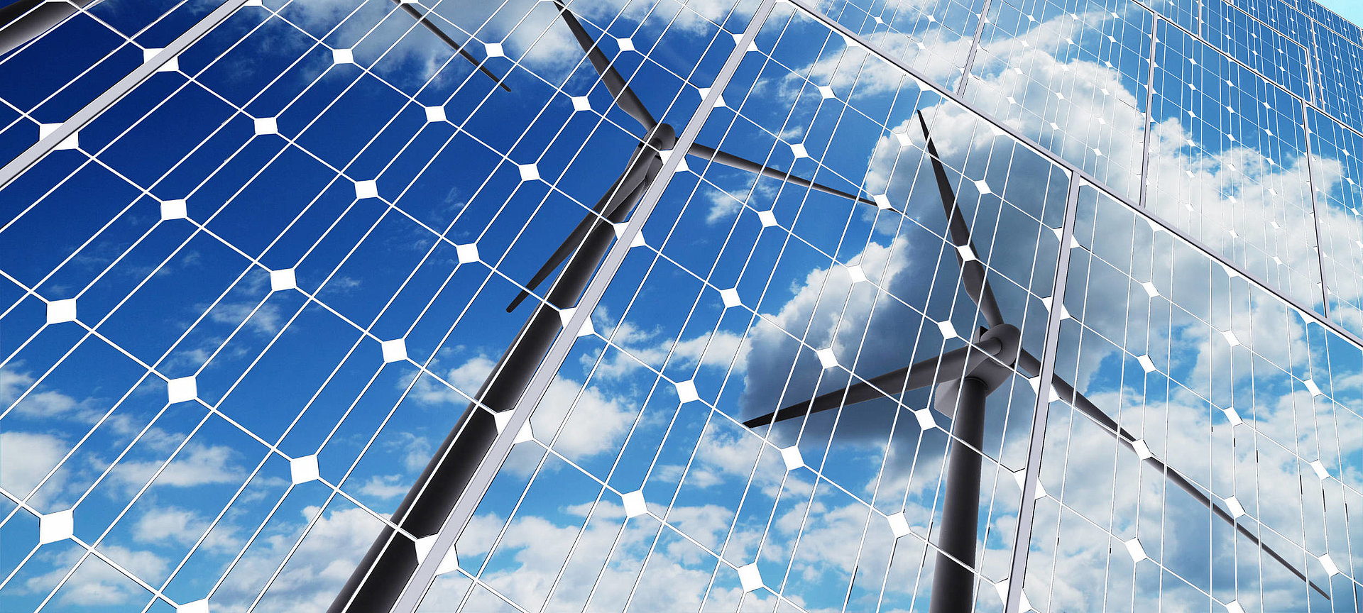 Das Bild ist das Übersichtsbild des Ausbildungsbereichs Umwelt und Technik. Es zeigt viele Solarzellen, in denen sich zwei Windräder und der Himmel spiegeln.