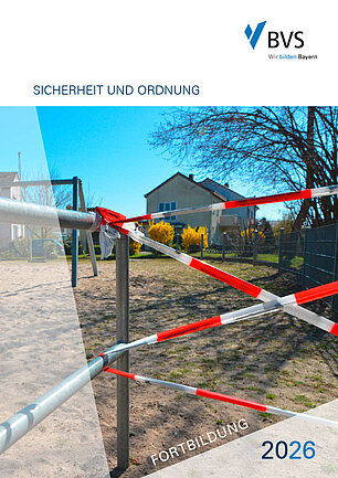 BVS Fortbildung 2026 - Cover Sicherheit und Ordnung Der Zugang zu einem leeren Spielplatz mit Sandfläche wird von einem weißroten Band verhindert.