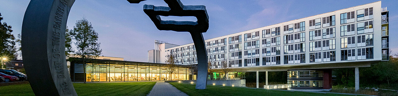 BVS-Bildungszentrum in Lauingen Das Bild zeigt das beleuchtete BVS-Bildungszentrum in Lauingen am Abend