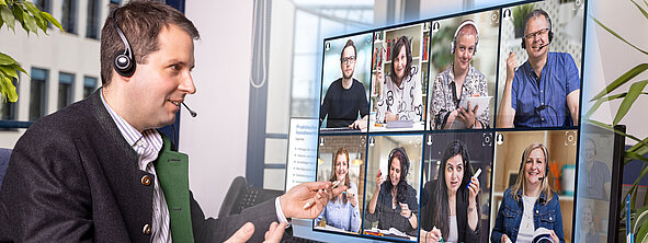 Themenbild Webinare Das Foto zeigt eine dunkelhaarigen Mann von der Seite, der ein Headset trägt. Er blickt auf zwei Bildschirme: auf dem einen sieht er eine schematische Aufstellung in Balutönen, auf der anderen Seite die Oberkörper von 8 Teilnehmer:innen.