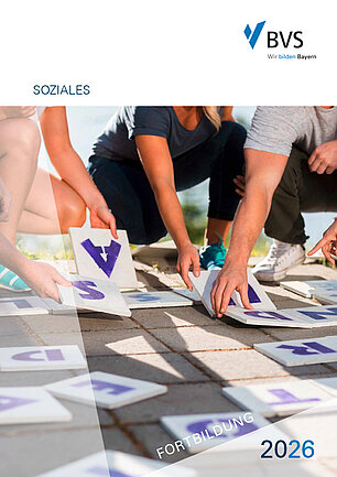 BVS Fortbildung 2026 - Cover Soziales 3 Personen legen Platten mit lilafarbenen Buchstaben auf den Boden.