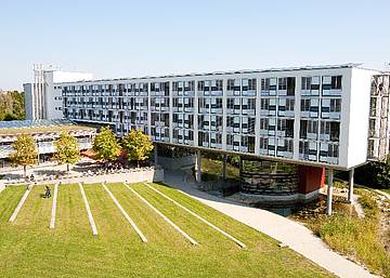 Blick auf das Hauptgebäude und Gelände des Bildungszentrums (Foto: Jürgen Windisch)