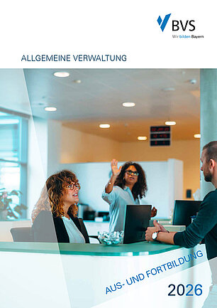 BVS Fortbildung 2026 - Cover Allgemeine Verwaltung Hinter einer Rezeption sitzt eine Frau vor einem Bildschirm, die auf einen Mann blickt, der rechts davor steht, blickt. Eine weitere Frau hebt im Hintergrund die rechte Hand.