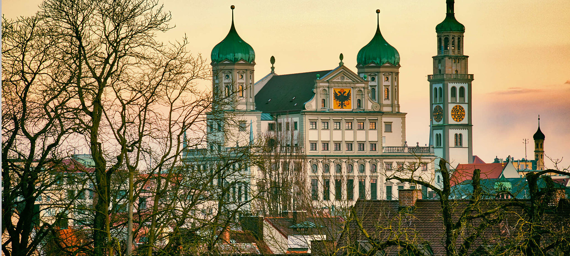 Das Bild zeigt aus der Ferne das Rathaus in Augsburg