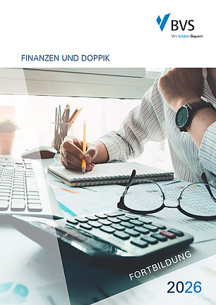 BVS Fortbildung 2026 - Cover Finanzen und Doppik Auf einem Schreibtisch sieht man einen Taschenrechner eine Brille und eine Tastatur liegen. Angeschnitten sieht man eine angeschnittene Person, die mit einem Bleistift  auf einen Block schreibt.