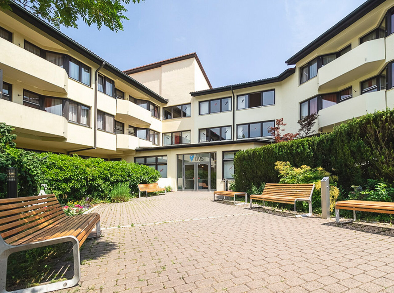 Man sieht angeschnitten das Gebäude des Bildungszentrums und in der Mitte den Eingang. 
