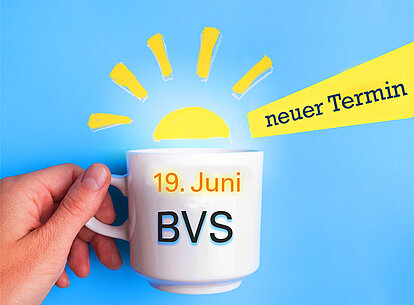 Eine Hand hält in der linken Hand eine weiße Tasse über der eine gezeichnete Sonne schwebt. Auf der Tasse steht 19. Juni und darunter in Schwarz BVS.