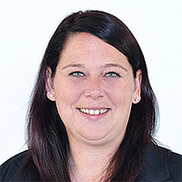Ramona Handwerker (Foto: BVS) Eine lächelnde jüngere Frau mit langen dunkeln Haaren trägt einen schwarzen Blazer.