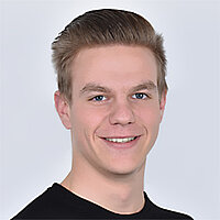 Florian Frey (Foto: BVS/Kerstin Müller) Junger Mann mit blondem kurzen Haar und einem schwarzen Pulli lächelt.