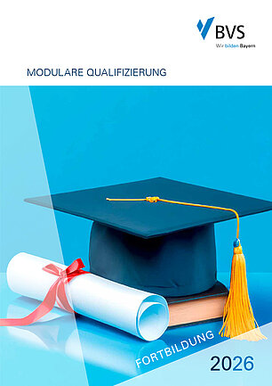 BVS Fortbildung 2026 - Cover Modulare Qualifizierung Auf einer hellblauen Fläche liegen eine weiße Papierrolle mit roter Schleife, daneben ein Buch mit einem dunkelblauem Bachelorhut mit gelber Quaste.