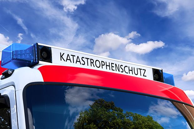 Der Bildausschnitt zeit die obere Hälfte eines Einsatzfahrzeugs mit Blaulicht und der Aufschrift Katastrophenschutz