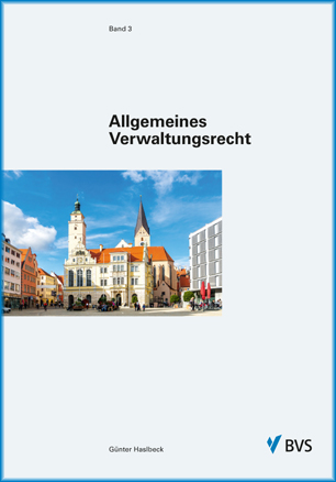 Auf der hellblauen Fläche ist links mittig ein Foto von einem Marktplatz. Mittig sieht man ein barockes Rathaus dahinter einen Kirchturm mit dunklem Dach und rechts und links Häuserreihen.