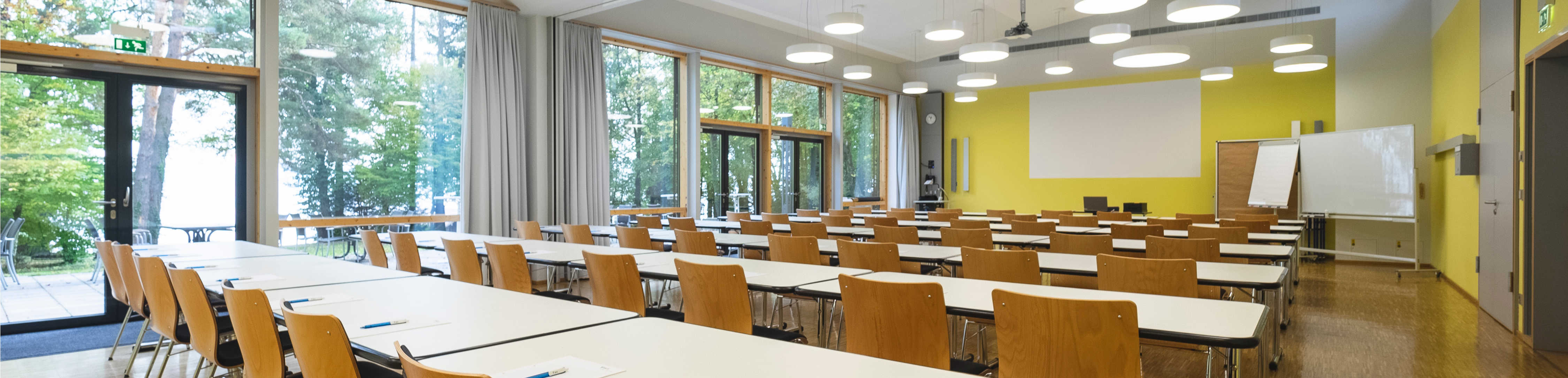Das Bild ist das Headerbild der Seminarräume des BVS-Bildungszentrums in Holzhausen. Es zeigt einen großen Seminarraum im BVS-Bildungszentrum in Holzhausen.