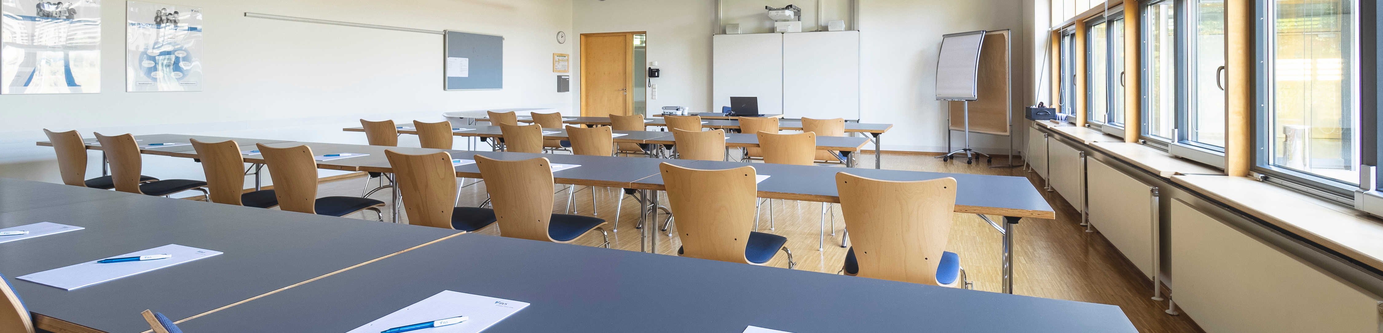 Das Bild ist das Headerbild der Seminarräume des BVS-Bildungszentrums in Lauingen. Es zeigt einen großen Seminarraum im BVS-Bildungszentrum in Lauingen.