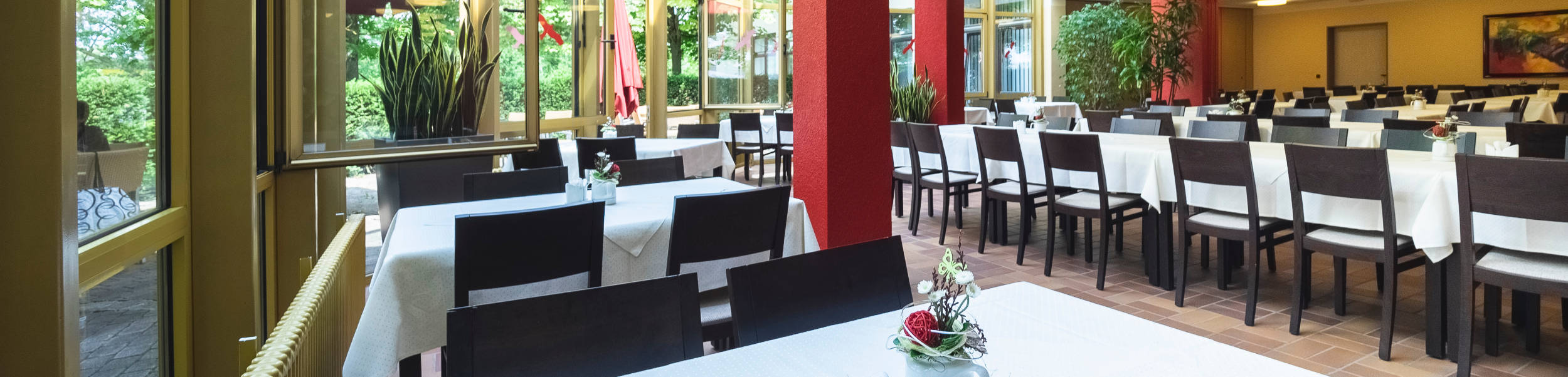 Das Bild ist der Header vom Bereich "Restaurant in Neustadt". Es zeigt eine Innenansicht des Restaurants.