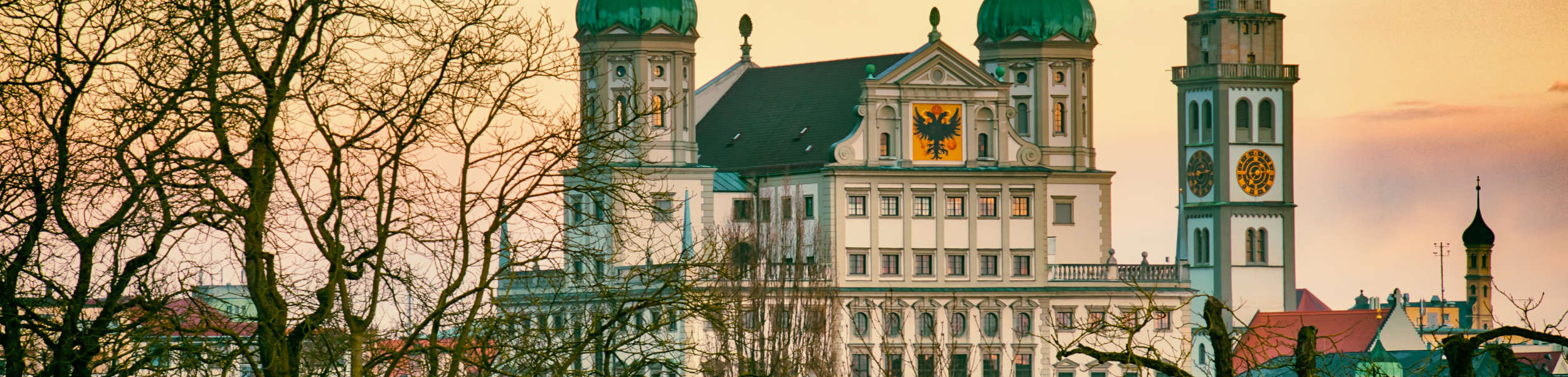 Das Bild zeigt aus der Ferne das Rathaus in Augsburg