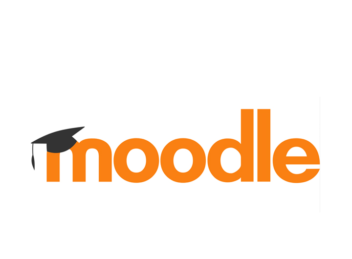 Das Bild zeigt in orangefarbenen Buchstaben das Wort moodle. Auf dem m sitzt leicht schräg das schwarze Piktogramm eines Bachelorhutes.
