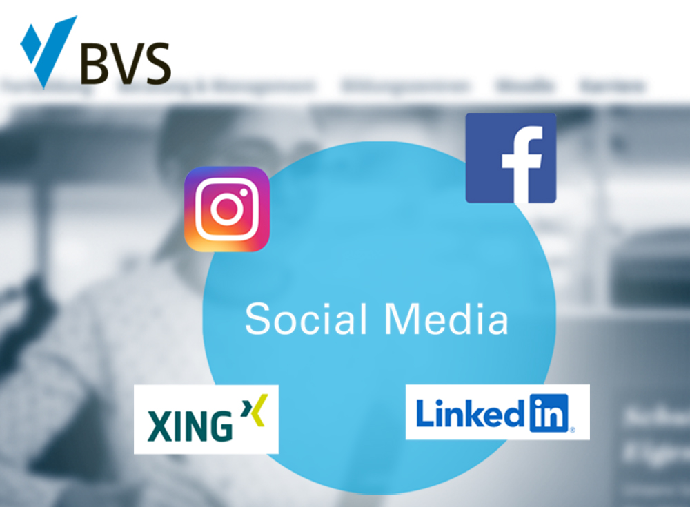 In der Mitte des Bildes sieht man einen hellblauen Kreis mit dem Titel Social Media. Darum sieht man die Logos von Xing, Instagram, facebook und linkedin. Im Hintergrund sieht man verschwommen einen Ausschnitt der BVS Starseite.