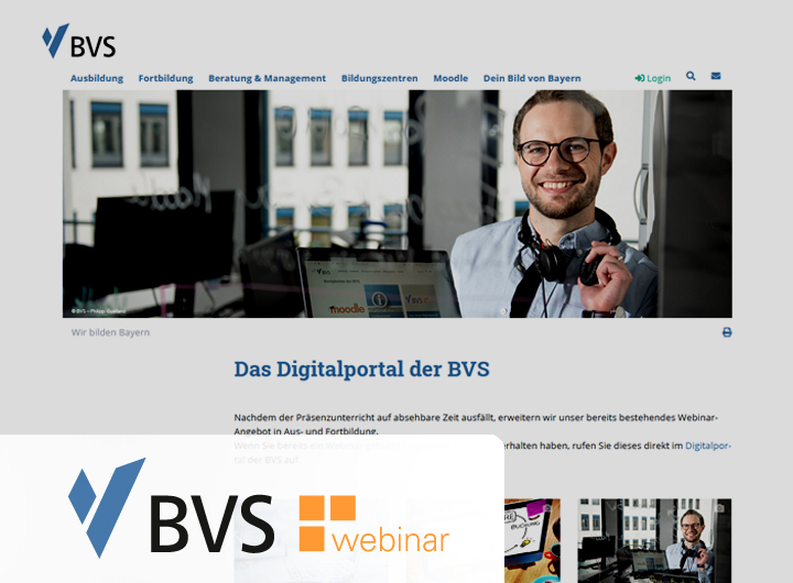Im Vordergrund sieht man links unten ein weißes Feld auf dem das BVS Logo mit dem Zusatz webinar in Orange steht. Im Hintergrund sieht man durch eine Glasscheibe den Oberkörper eines lächelnden Mannes, der um den Hals einen Kopfhörer trägt und in der Hand einen Laptop hält.